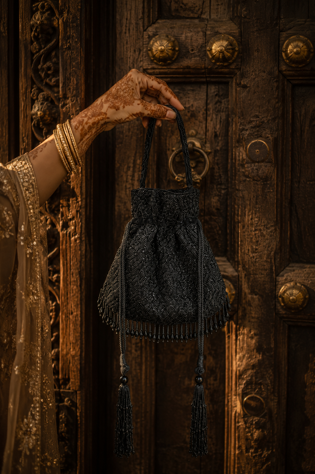 Aveline Potli (Black)